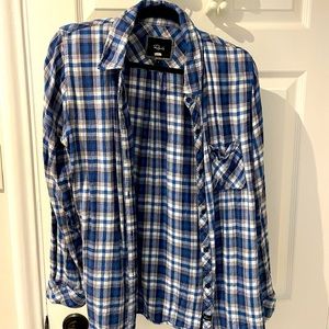 Rails classic women’s button down flannel shirt in blue plaid. Size L
